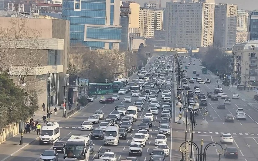 На ряде улиц и проспектов Баку затруднено движение транспорта

