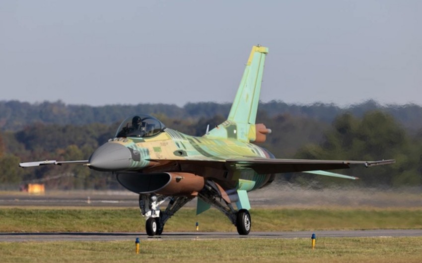 США передали Тайваню первый из 66 заказанных новых истребителей F-16

