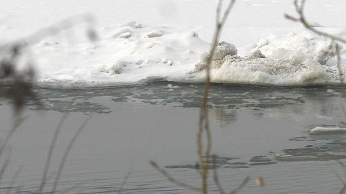 В Калуге льдина с 17 рыбаками оторвалась от берега
