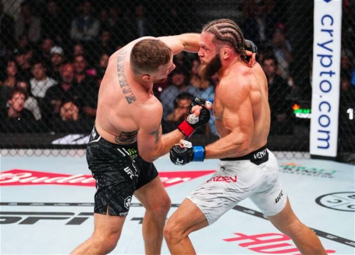 Азербайджанский боец MMA Рафаэль Физиев проиграл Джастину Гейджи
