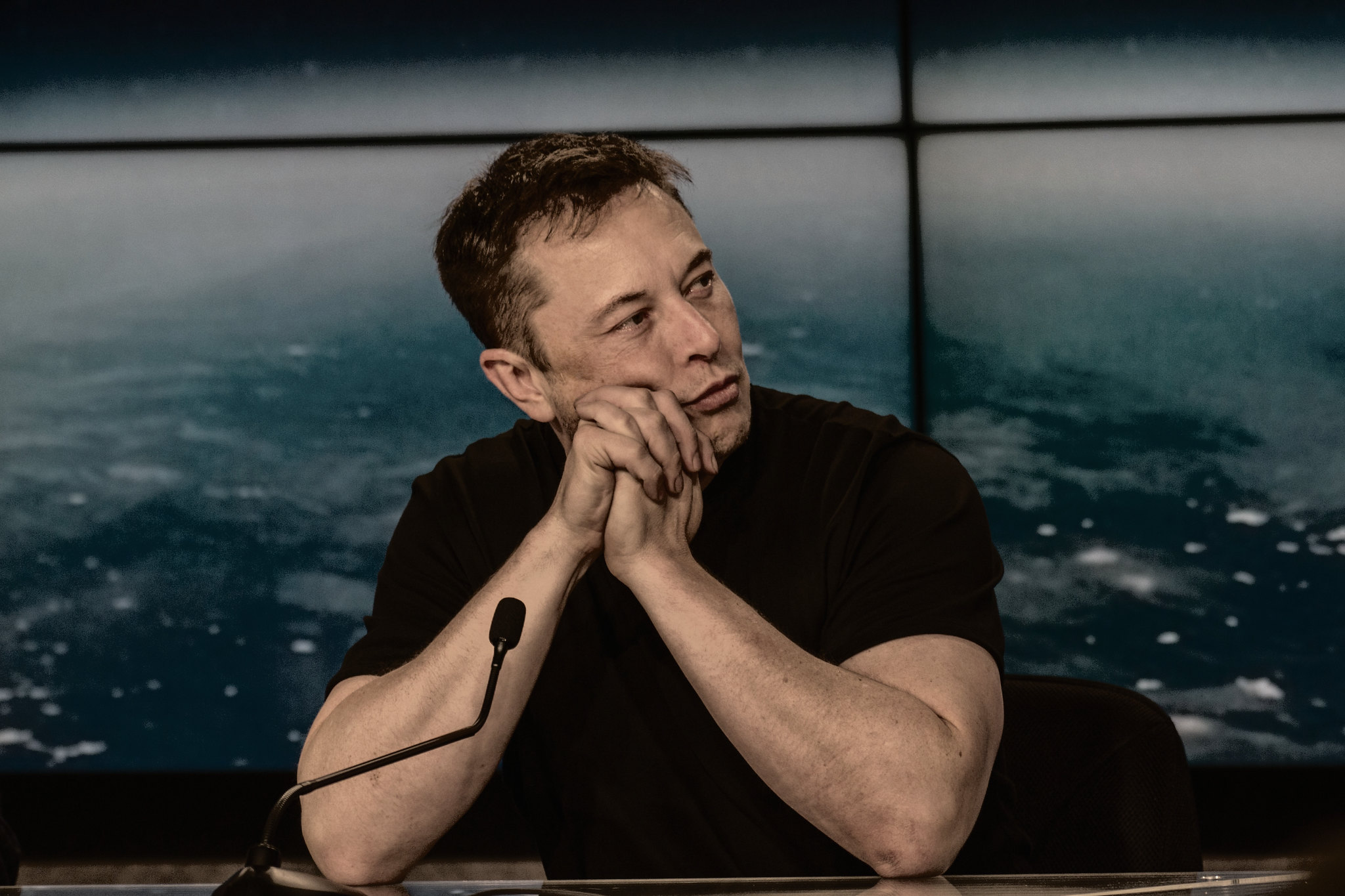 Илон Маск потерял за сутки $29 млрд после падения цены акций Tesla на 15%