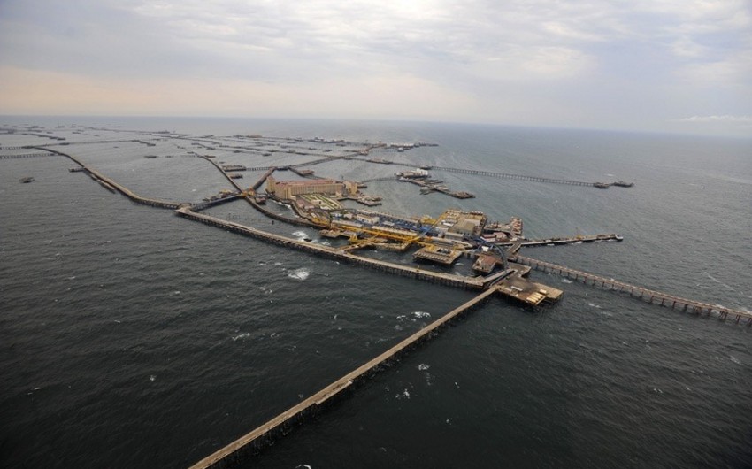 На ”Нефтяных камнях " кран потерял равновесие и упал в море
