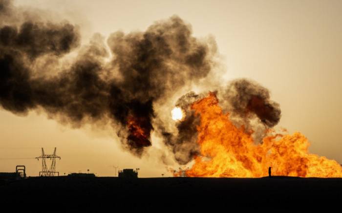 На западе Казахстана горит нефтяная скважина
