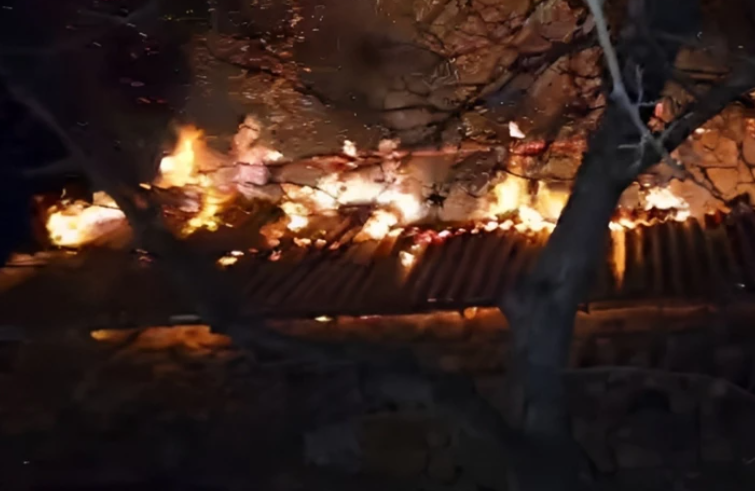 В Шахбузском районе произошел сильный пожар