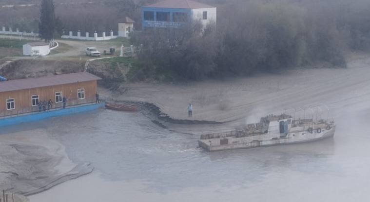 В Сальяне уровень воды в Куре упал более чем на 2 метра