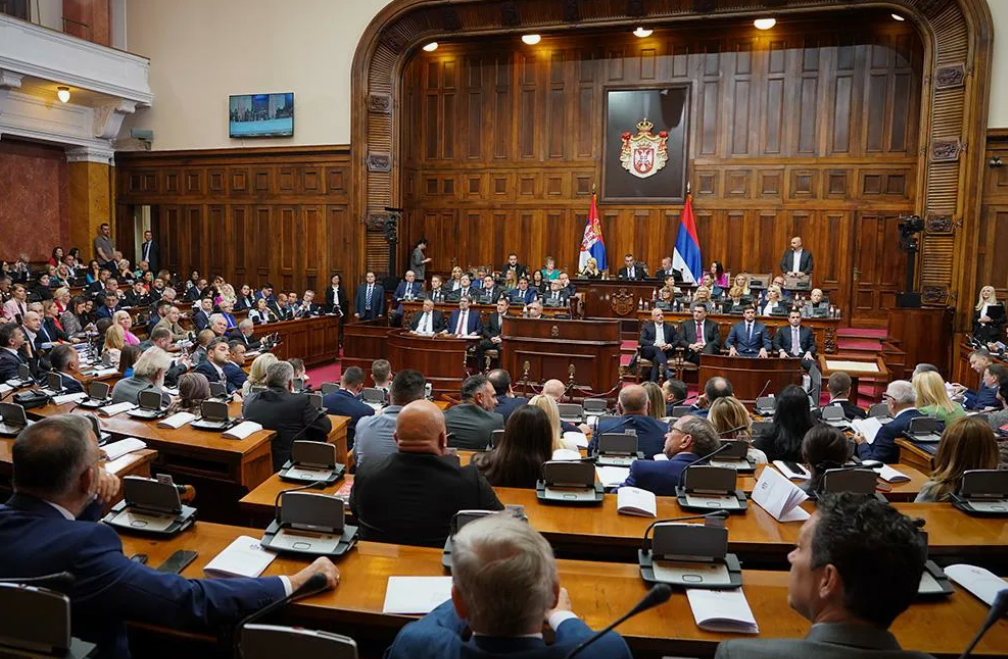 Парламент Сербии принял отставку премьера