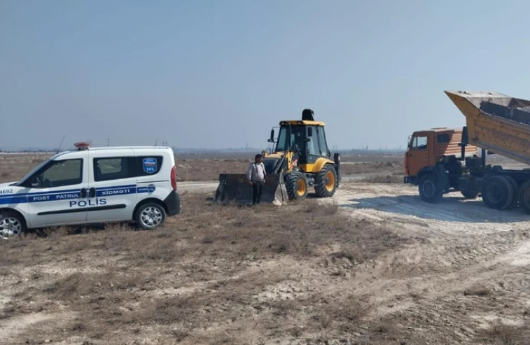 В Гяндже полиция пресекла незаконную добычу и перевозку песка и гравия