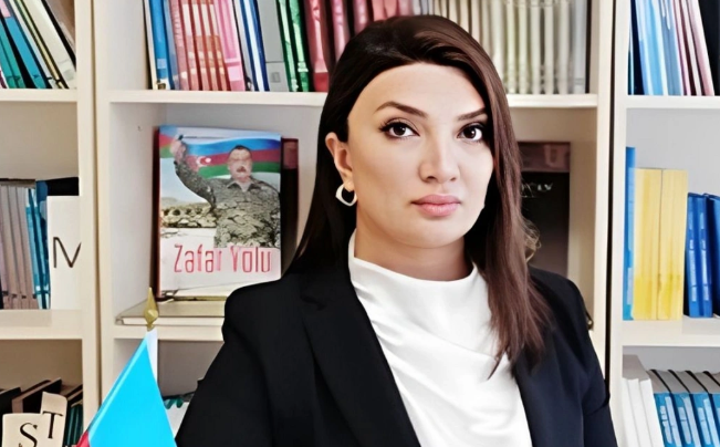 Освобождена от должности директор школы, выразившая недовольство подарком в 600 манатов