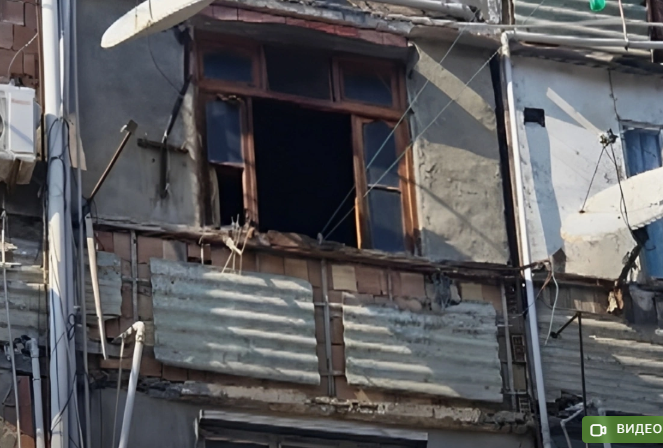 В Сумгайыте агрессивный сосед угрожает жильцам ножом и поджогом здания