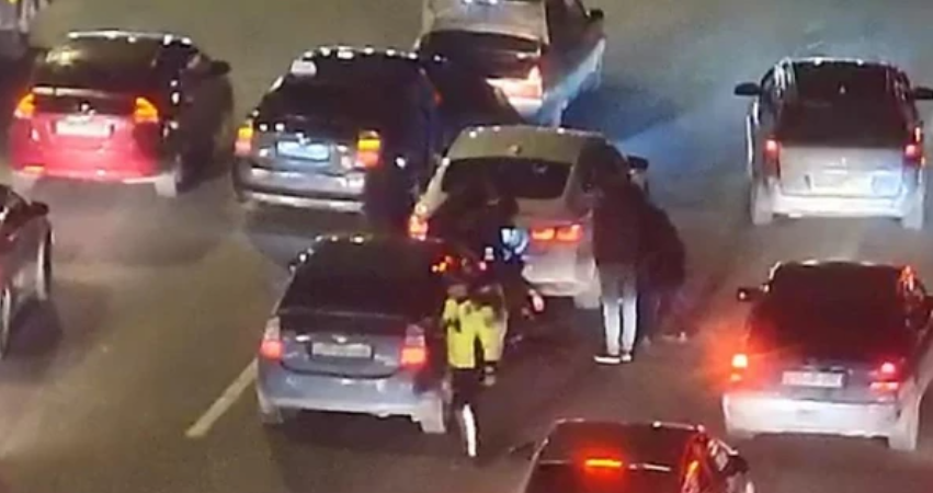 В Баку водитель почувствовал себя плохо за рулем: образовался затор