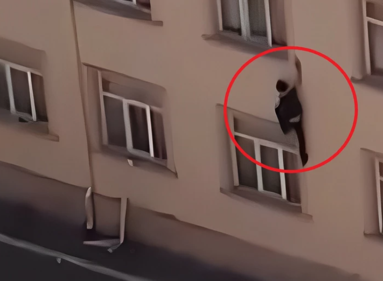 В Евлахе девятиклассник пытался выброситься из окна школы