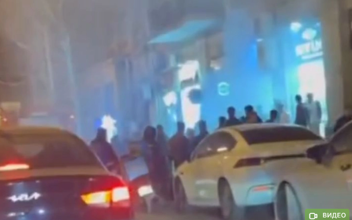 У входа в магазин в Баку произошел пожар