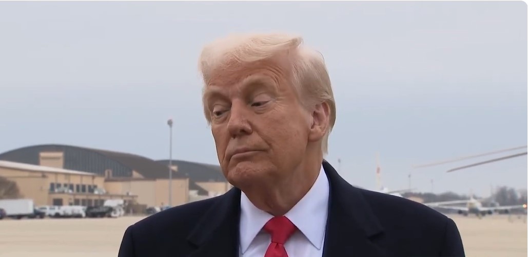Тележурналист ткнула Трампа микрофоном в лицо - ВИДЕО