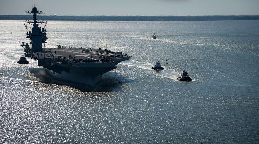 Хуситы атаковали авианосец и военные корабли США в Красном море