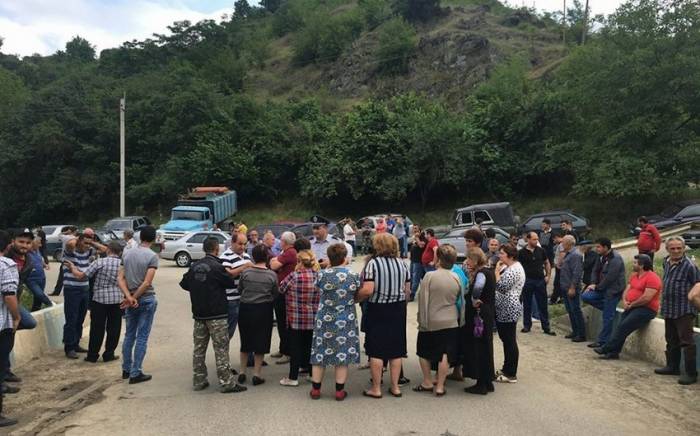 Жители двух армянских сел проводят акцию протеста из-за транспортных проблем
