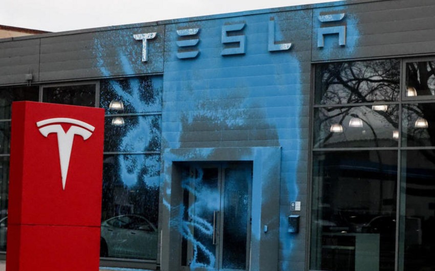 В Берлине экоактивисты облили голубой краской вход в салон Tesla
