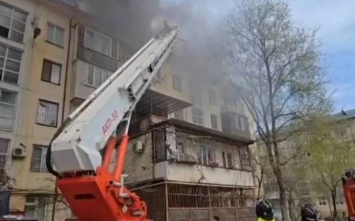 В Махачкале 60 человек эвакуировали из пятиэтажного дома из-за пожара
