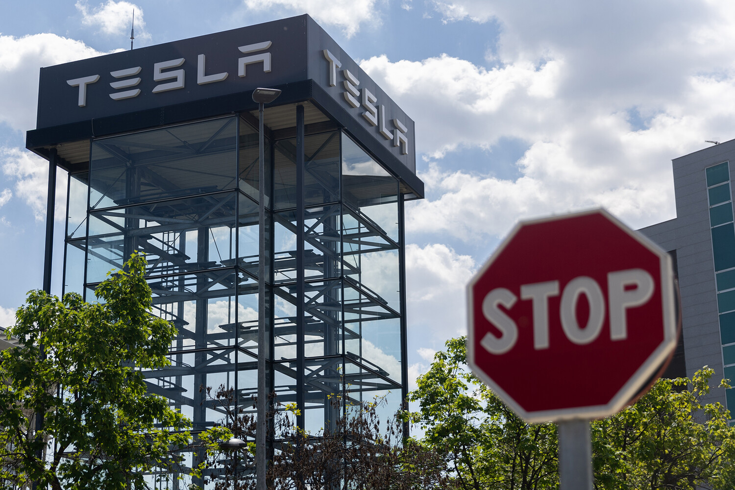 В Германии участились случаи нападения на автомобили Tesla