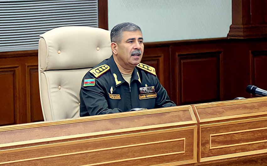 Министр обороны Азербайджана заслушал доклад о ситуации на условной границе с Арменией