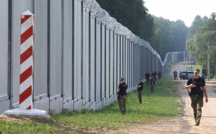 Польша завершила установку электронного барьера на границе с Беларусью
