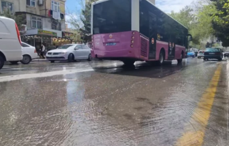 Возле одной из станций бакинского метро затопило улицу