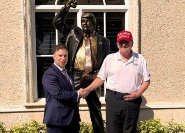 Трамп открыл памятник самому себе