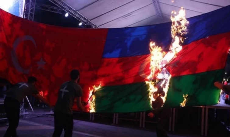 В Ереване сожгли флаги Азербайджана и Турции