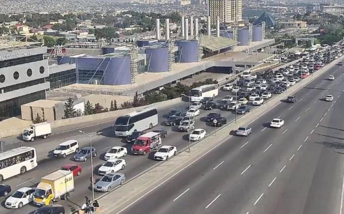 В Баку на 15 улицах и проспектах затруднено движение транспорта
