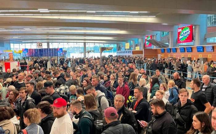 В аэропортах Москвы задержаны десятки рейсов на фоне атак БПЛА
