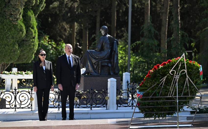 Президент и первая леди посетили могилу Гейдара Алиева