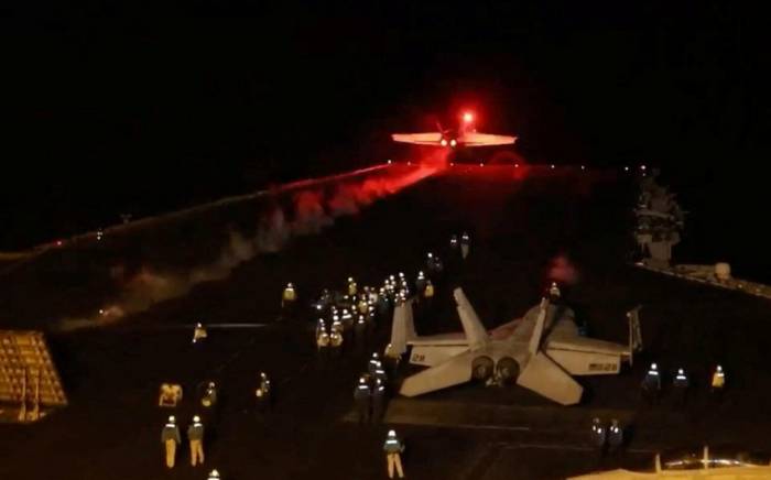 С авианосца США в Красное море упал второй истребитель
