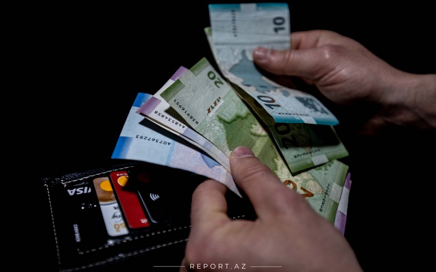 В Азербайджане повышены ежемесячные должностные оклады госслужащих