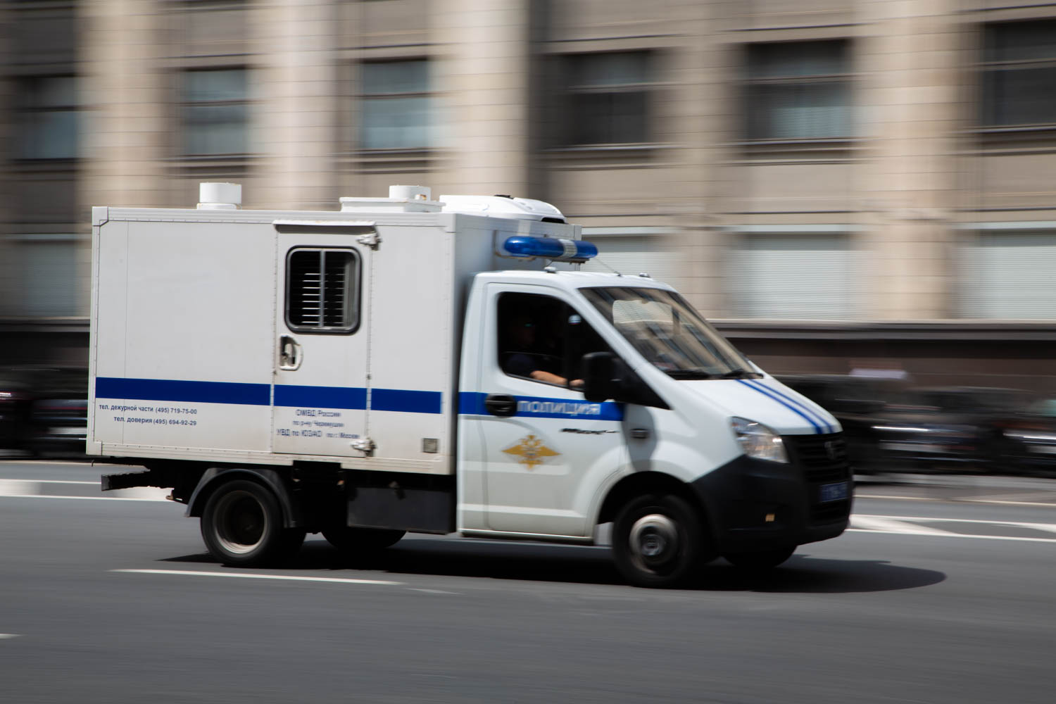 В Подмосковье двое заключенных сбежали при перевозке из автозака