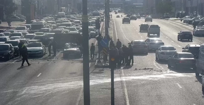 Авария на проспекте Бабека в столице привела к крупному затору