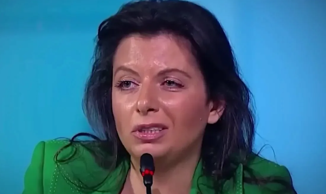 Симоньян заявила, что на столе Макрона лежал кокаин
