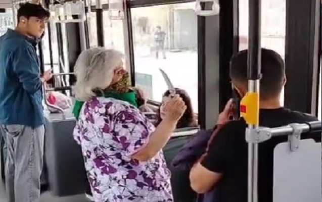 В Баку задержана женщина, которая неадекватно вела себя в автобусе с ножом в руках