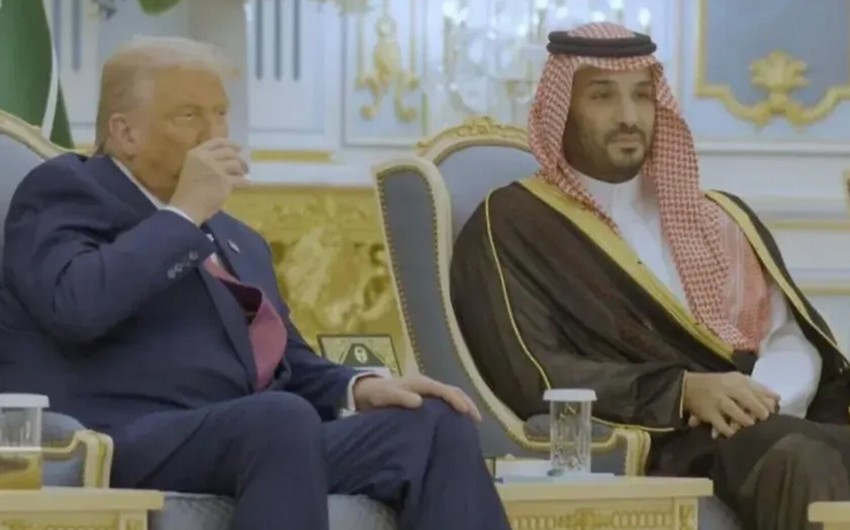 В Саудовской Аравии Трампа "заставили" выпить кофе при помощи ИИ