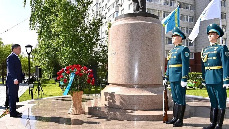 Бектенов возложил цветы к памятнику легендарному казахстанскому летчику Талгату Бегельдинову
