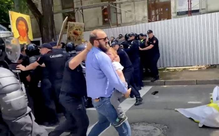 В Молдове произошли столкновения между верующими и представителями сексуальных меньшинств
