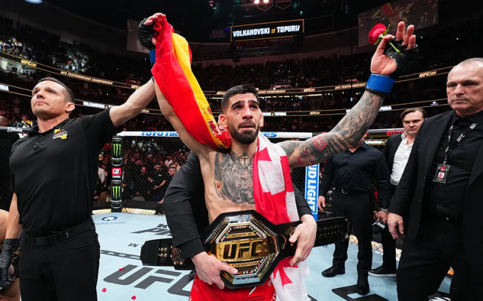 Топурия победил Оливейру и стал чемпионом UFC в легком весе
