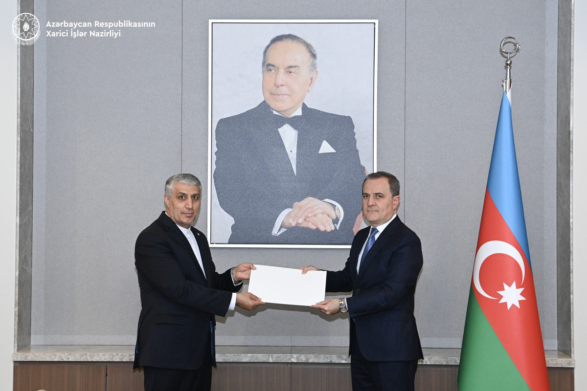 Новый посол Ирана вручил копии верительных грамот главе МИД Азербайджана