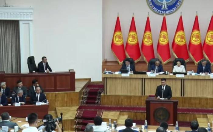 В парламенте Кыргызстана семь министров принесли присягу
