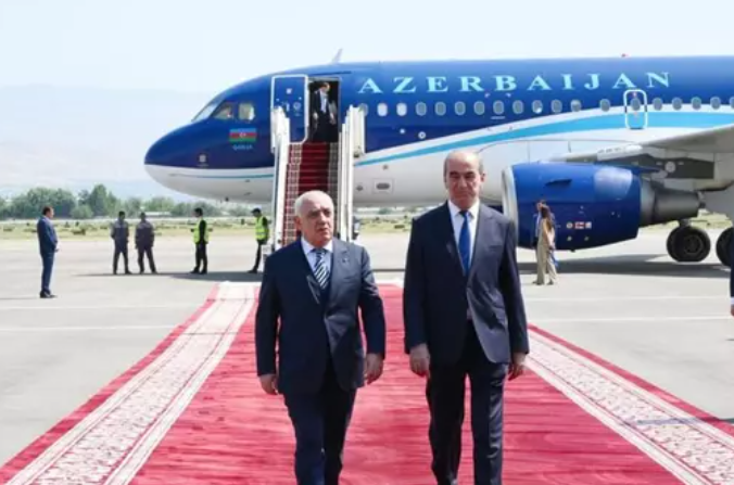 Премьер-министр Азербайджана прибыл в Таджикистан