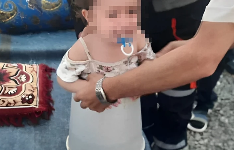 В Агдаме ребенок застрял в металлическом ведре