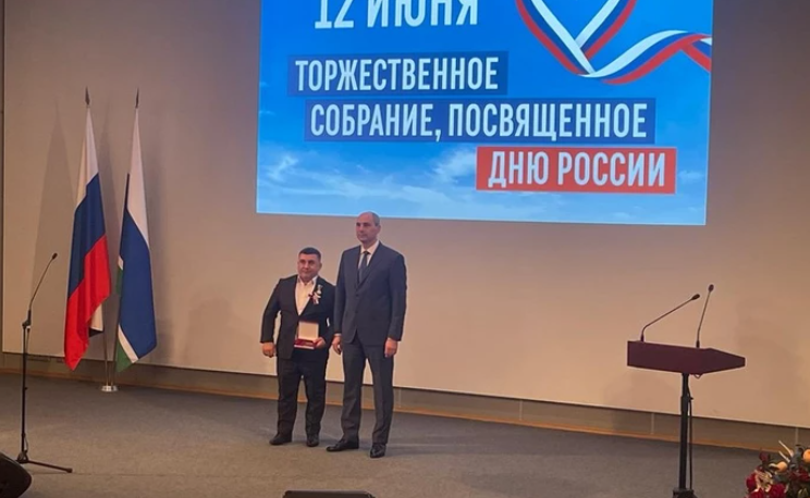 Врио губернатора наградил преподавателя-азербайджанца за заслуги перед Свердловской областью РФ