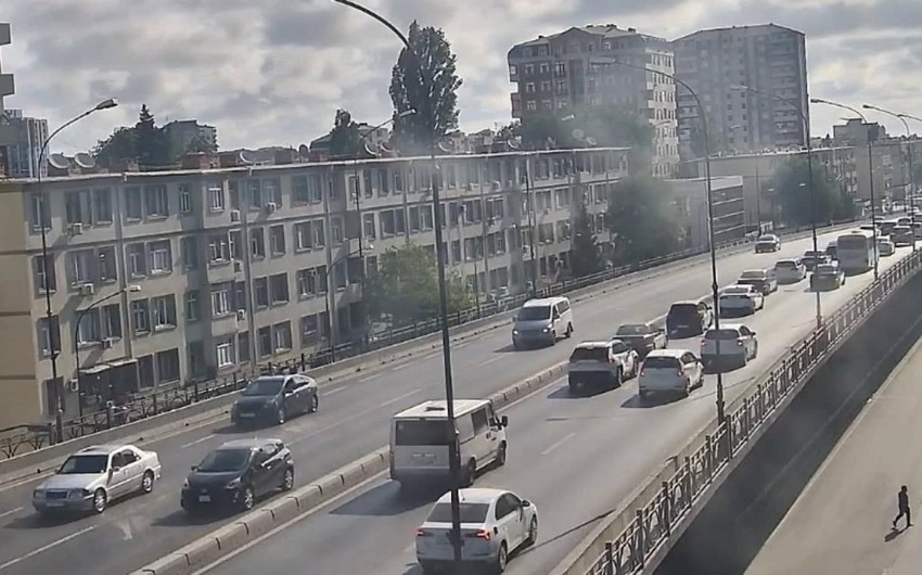 В Баку на ряде улиц и проспектов затруднено движение транспорта