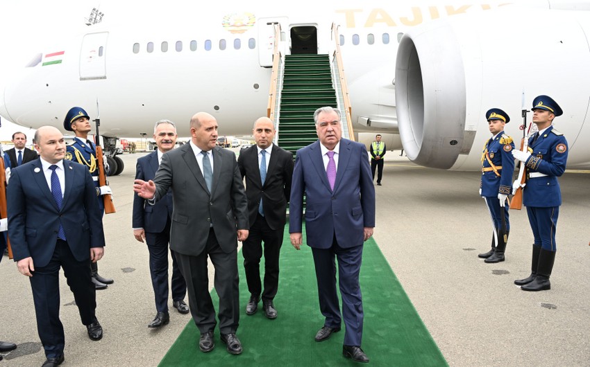 Президент Таджикистана прибыл в Азербайджан на саммит ОЭС