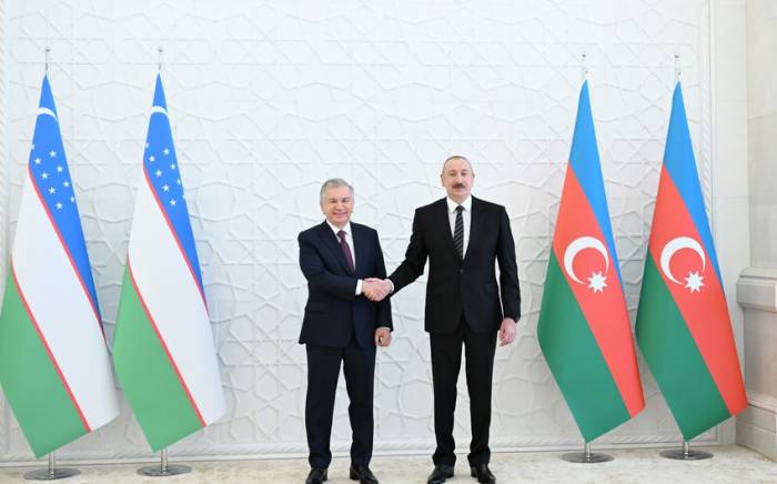 Президенты Азербайджана и Узбекистана выступают с заявлениями для прессы

