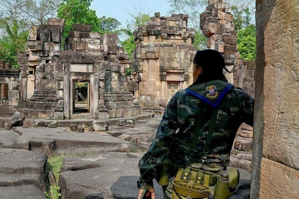 В восьми провинциях Таиланда ввели военное положение