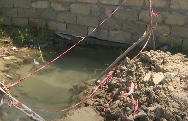 В Бинагади уже 22 дня течёт питьевая вода из прорванной трубы